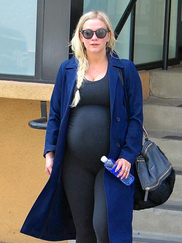 Pregnant ashlee simpson works out solo huge baby bump due date 02