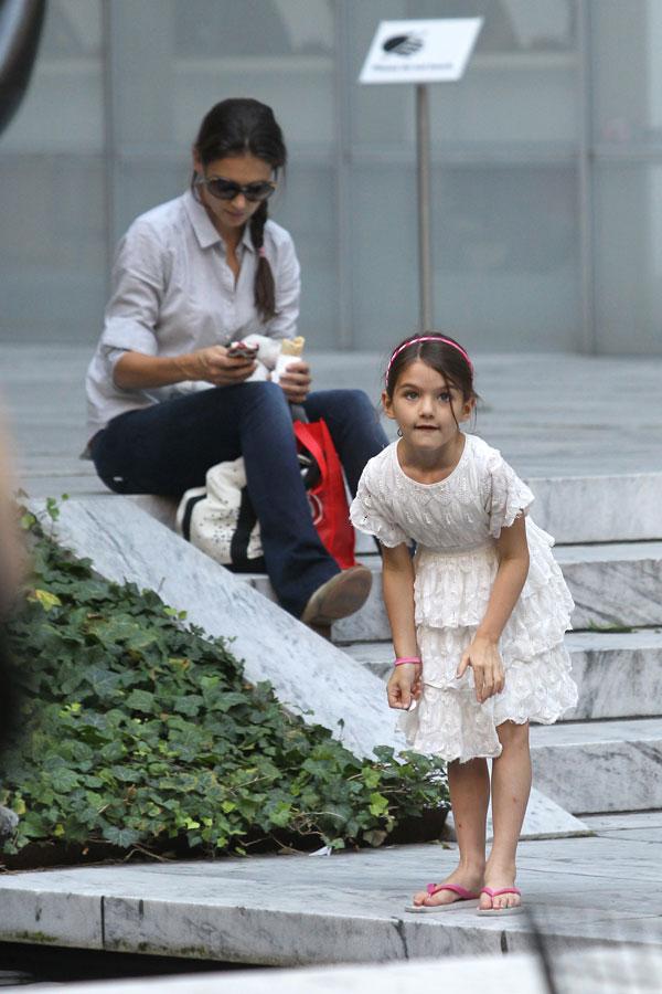 Katie holmes suri cruise august7 774_ _1.jpg