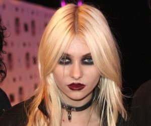 2010__11__Taylor_Momsen_Nov23news 300×283.jpg