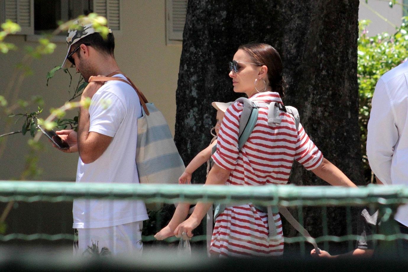 *EXCLUSIVE* Natalie Portman visits Parque Lage with her family