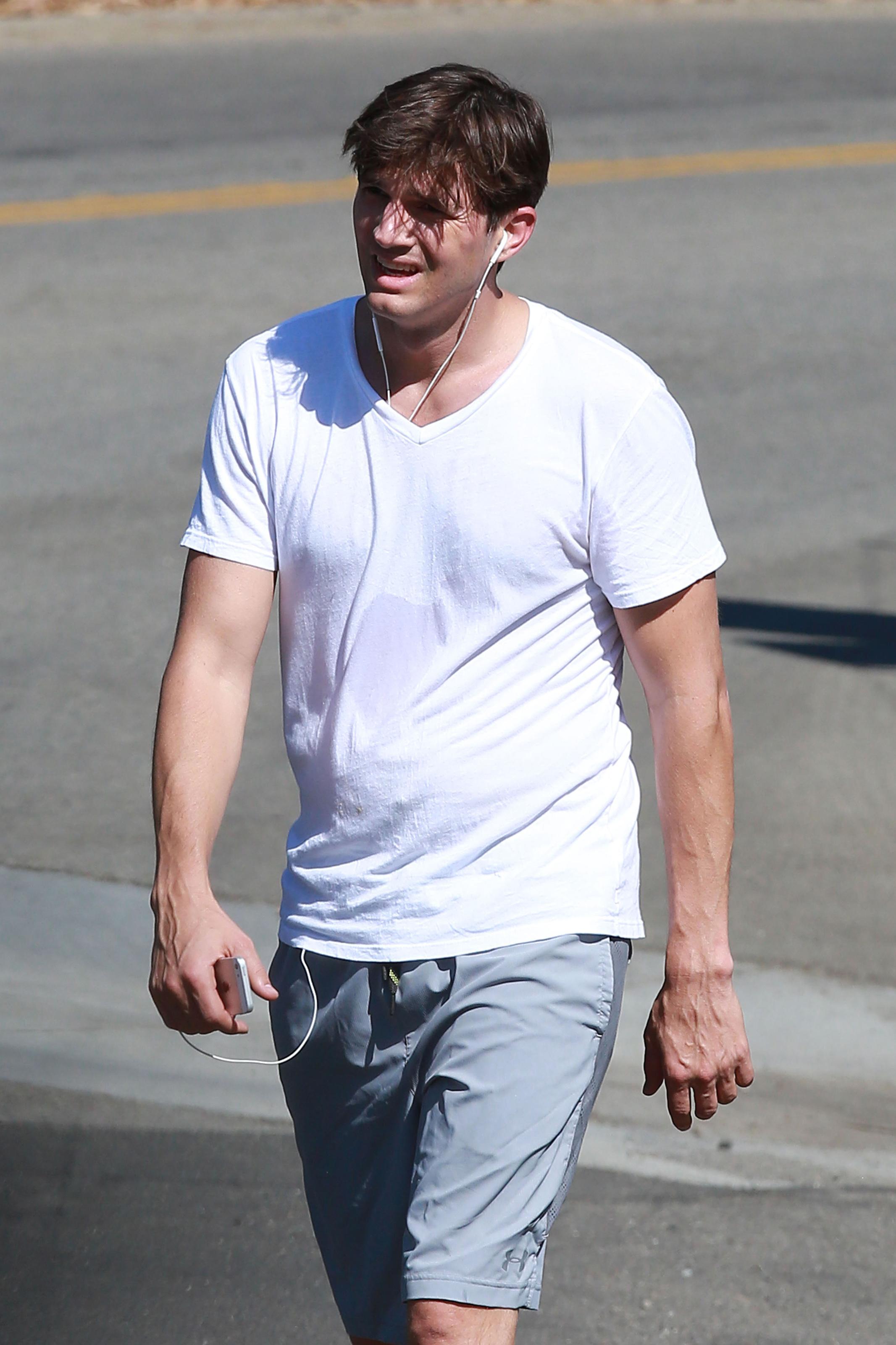 *EXCLUSIVE* Ashton Kutcher burns calories with an afternoon Jog