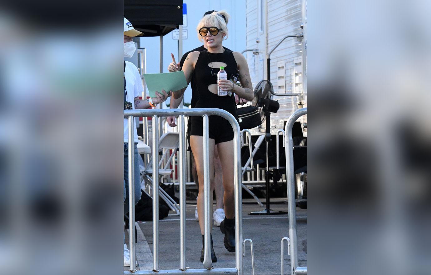 miley cyrus wears black as she heads to rehearsal nye