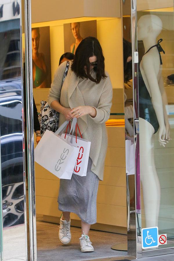 Anne Hathaway Pregnant Christmas Shopping