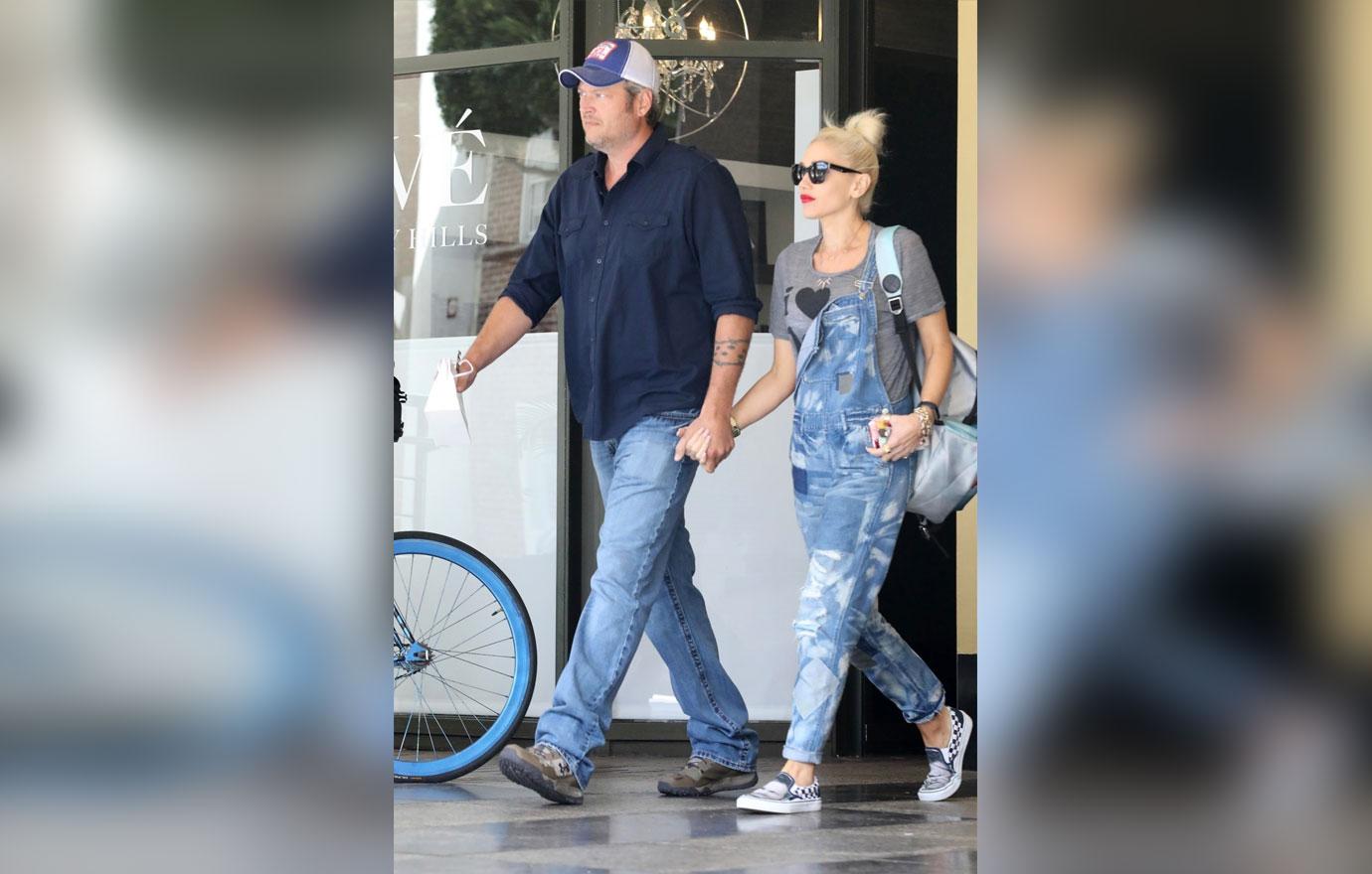 gwen stefani wears shoes blake sheltons face pics 04