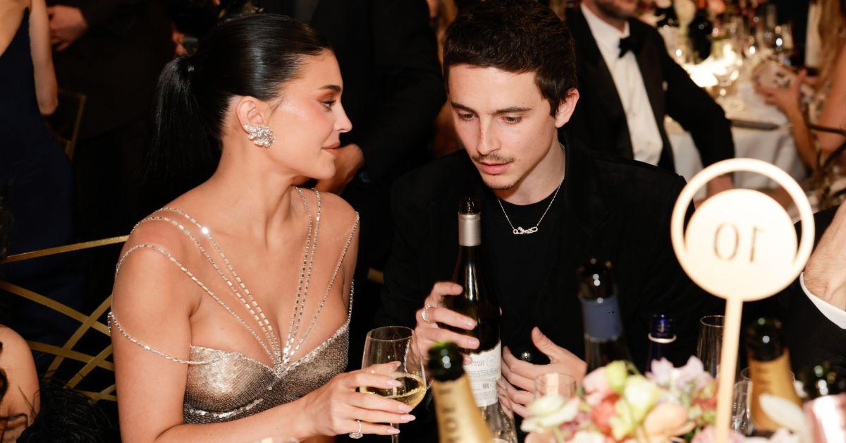 Image of Kylie Jenner and Timothée Chalamet sat next to each other at the Golden Globes.