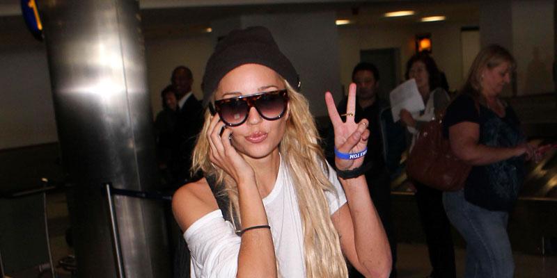 Amanda Bynes Flashing The Peace Sign