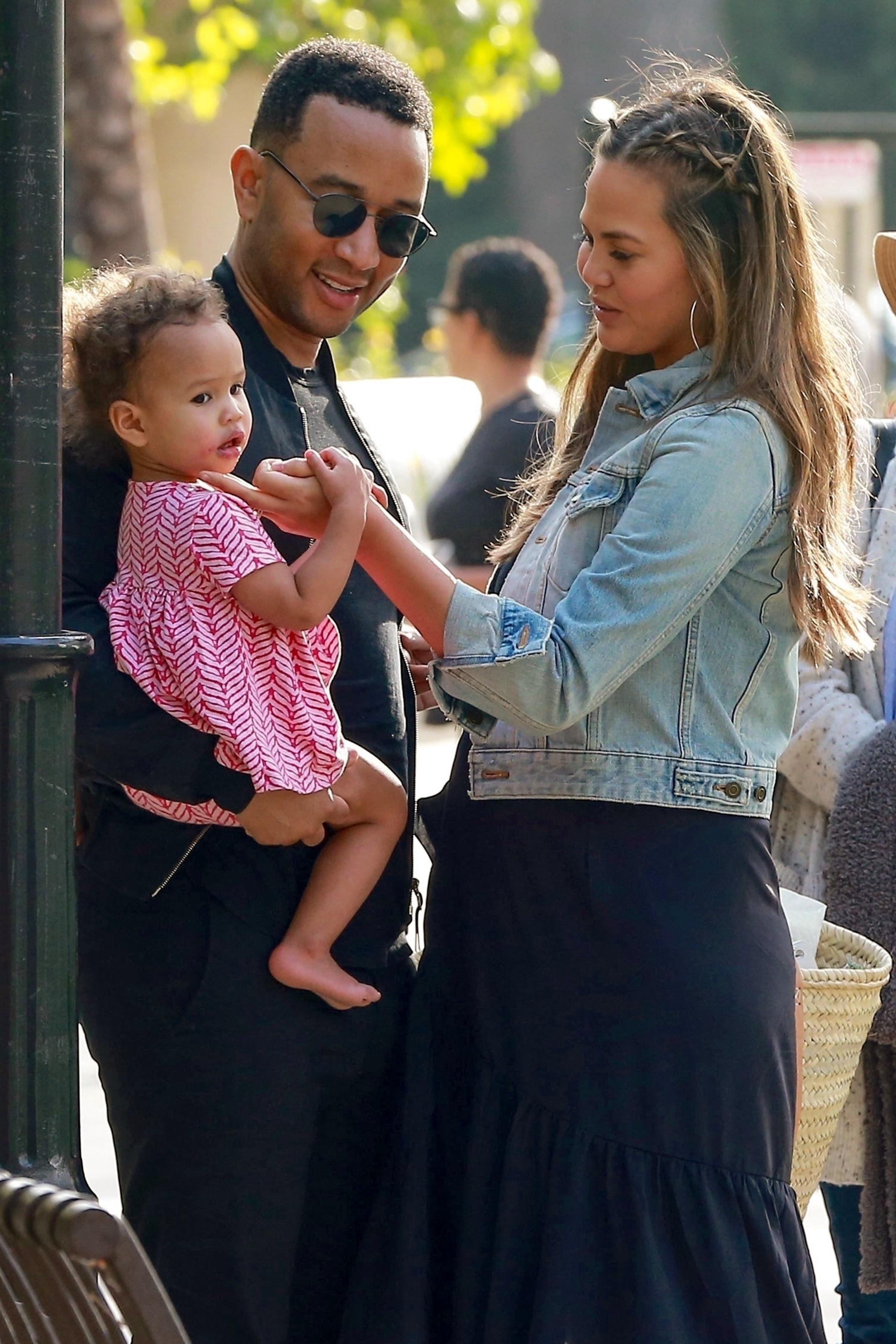 pregnant chrissy teigen baby bump luna john legend pics 01