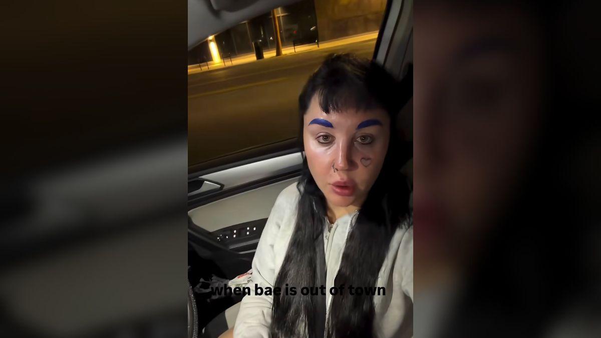 Photo of Amanda Bynes changed her normally dark eyebrow hue for a navy shade.