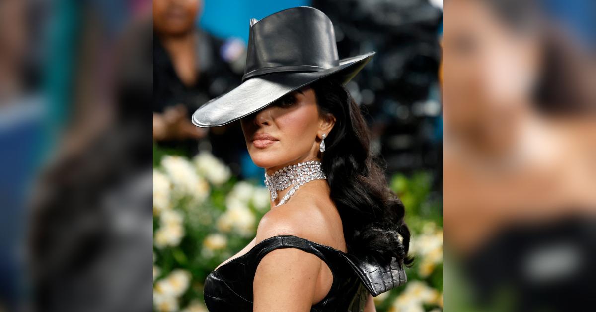 kim kardashian suffers nail falls met gala steps lip reader