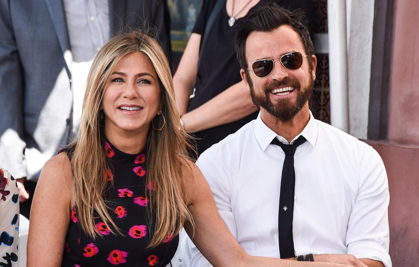 jennifer aniston justin theroux reunite dinner friends