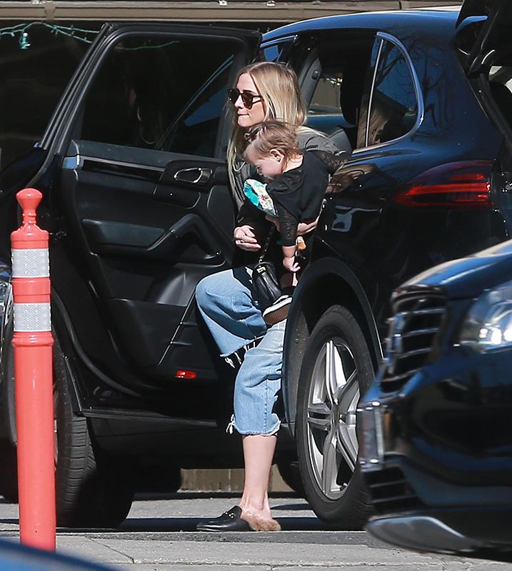 Exclusive&#8230; Ashlee Simpson, Evan Ross &amp; Their Daughter Jagger Grab Lunch With A Friend In Studio City