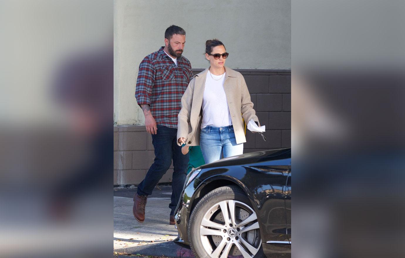 Ben Affleck  and Jennifer Garner going together with their son for ice cream