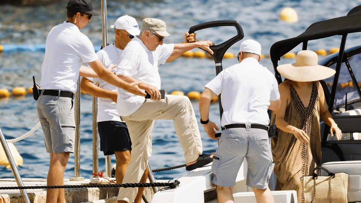 Photo of Several attendants helped Robert De Niro board the boat.