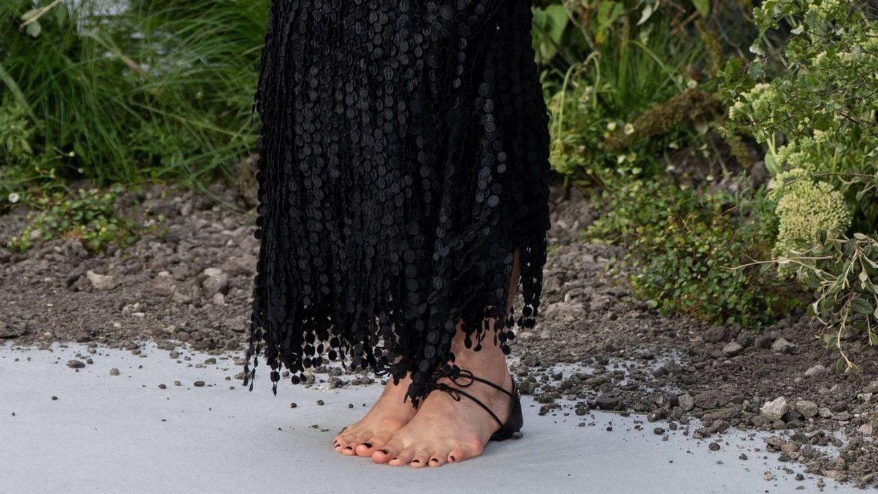Image of Fashion critic Mandy Lee defended the unconventional shoes.