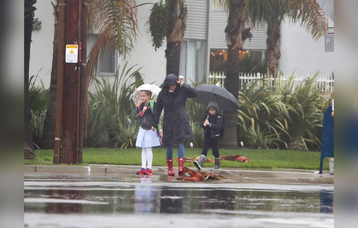 Jennifer Garner braves the rain