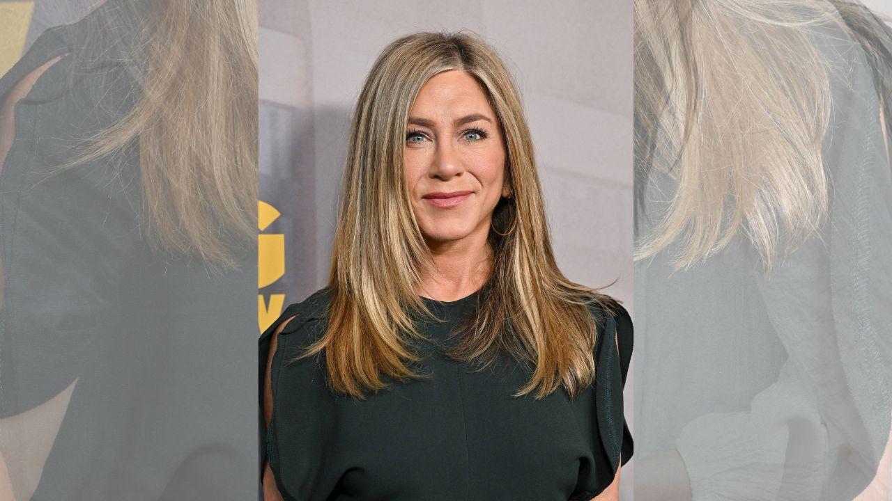Image of Jennifer Aniston and Jim Curtis shared a sweet kiss onstage after she moderated a conversation about his new book.