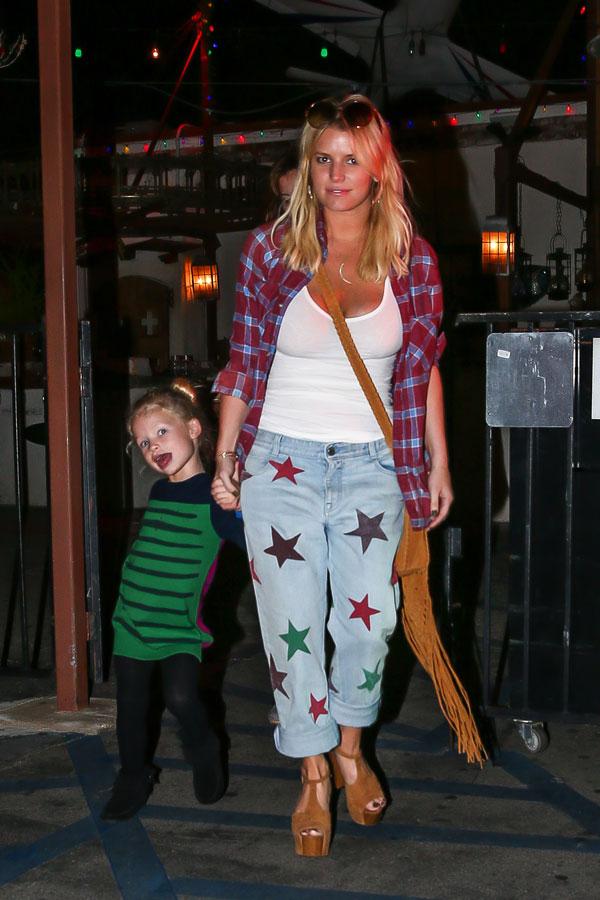 Jessica simpson daughter maxwell sassy posing dinner 02