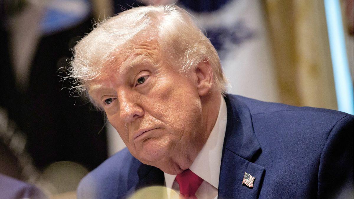 Image of Donald Trump's net approval rating was reported as -18.5 to -19.1 percentage points.