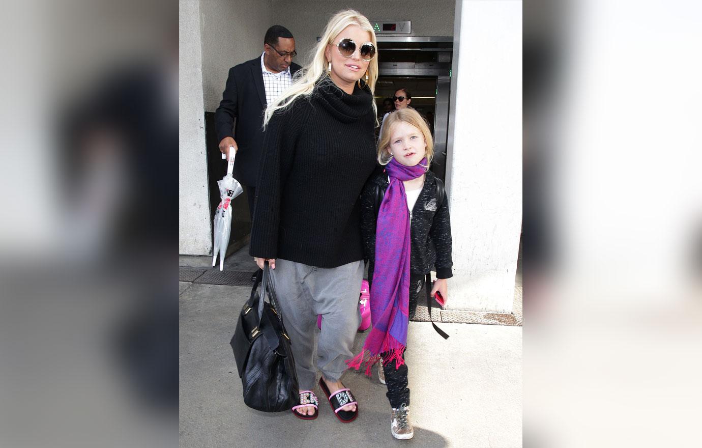 Jessica Simpson Hides Stomach In Oversized Clothing Amid Pregnancy Rumors