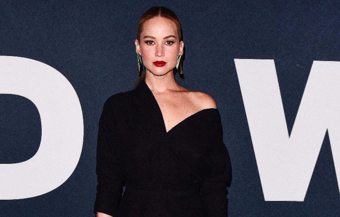 Jennifer Lawrence laughs off wardrobe malfunction in plunging dress at  afterparty - what a star - Mirror Online