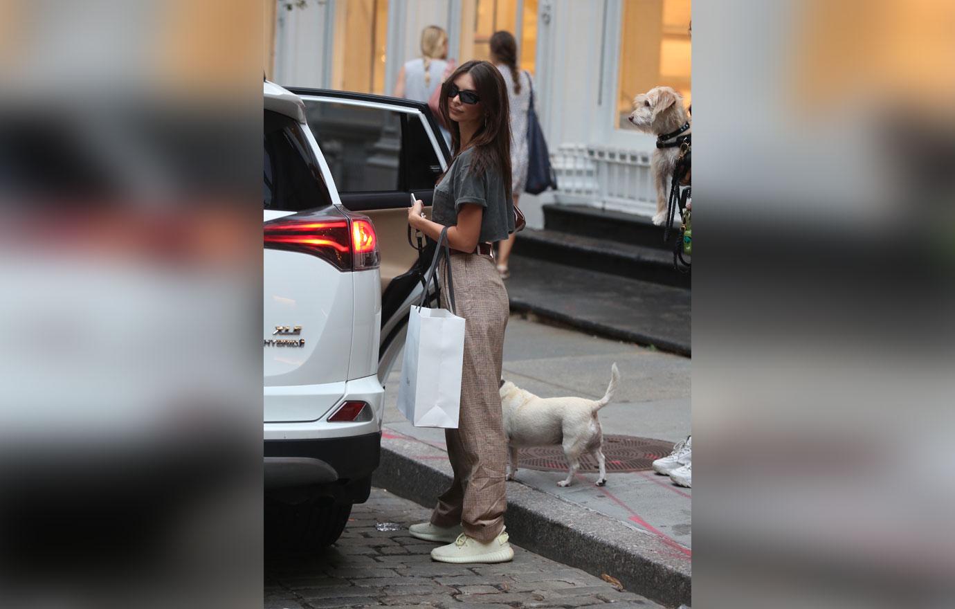 Emily Ratajkowski Shopping in Soho