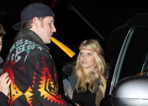 2010__12__Jessica_Simpson_Dec29_main 300×215.jpg