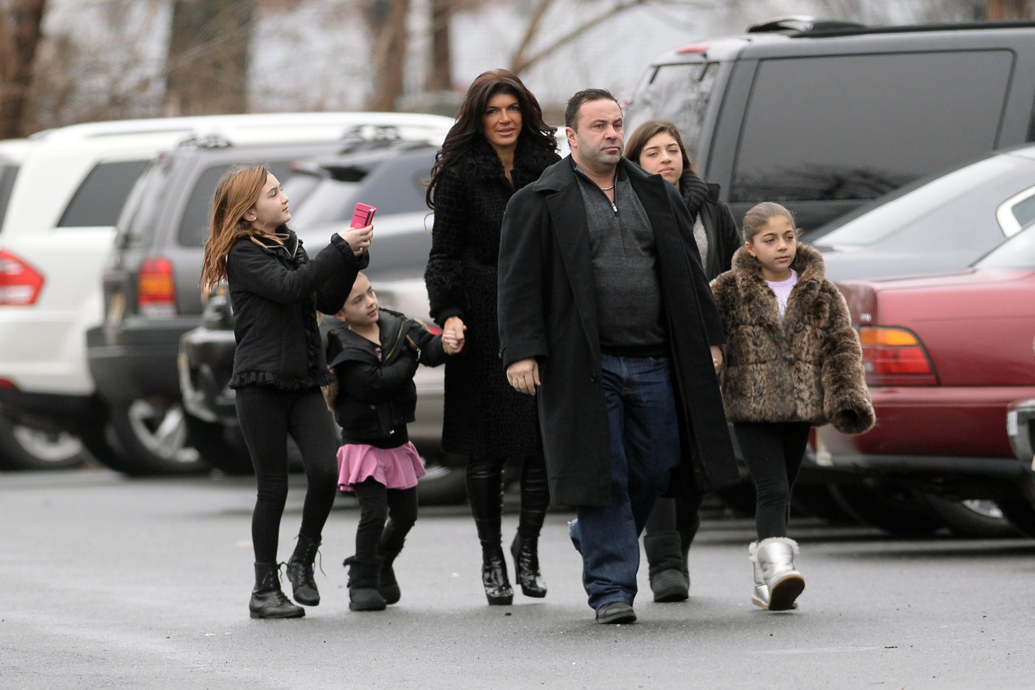 EXCLUSIVE: INF &#8211; Teresa Giudice and family visit church on her final day before going to prison