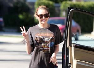 2011__02__miley_Cyrus_feb4_010 300&#215;218.jpg