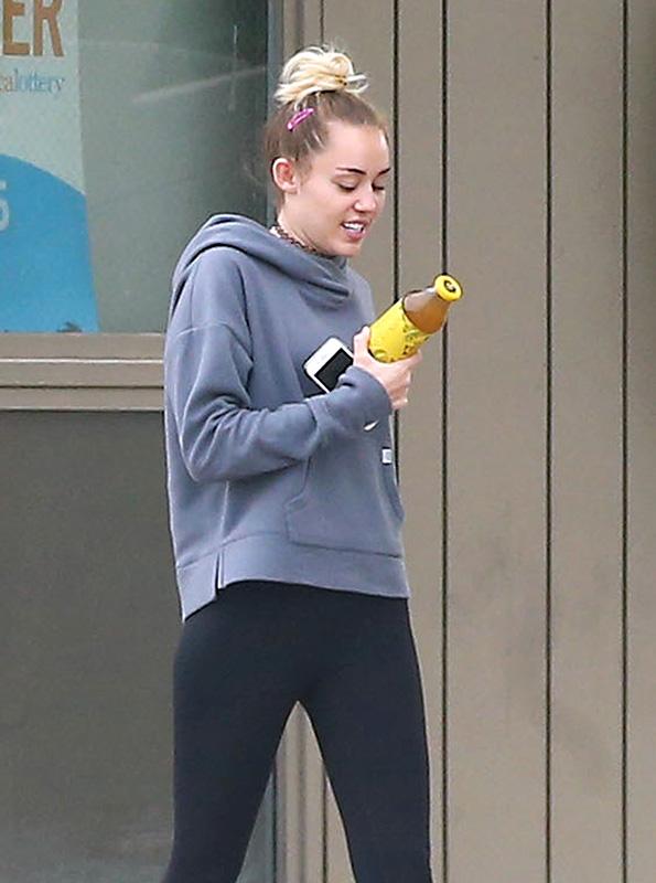 Exclusive&#8230; Miley Cyrus Stops By A Gas Station For A Drink