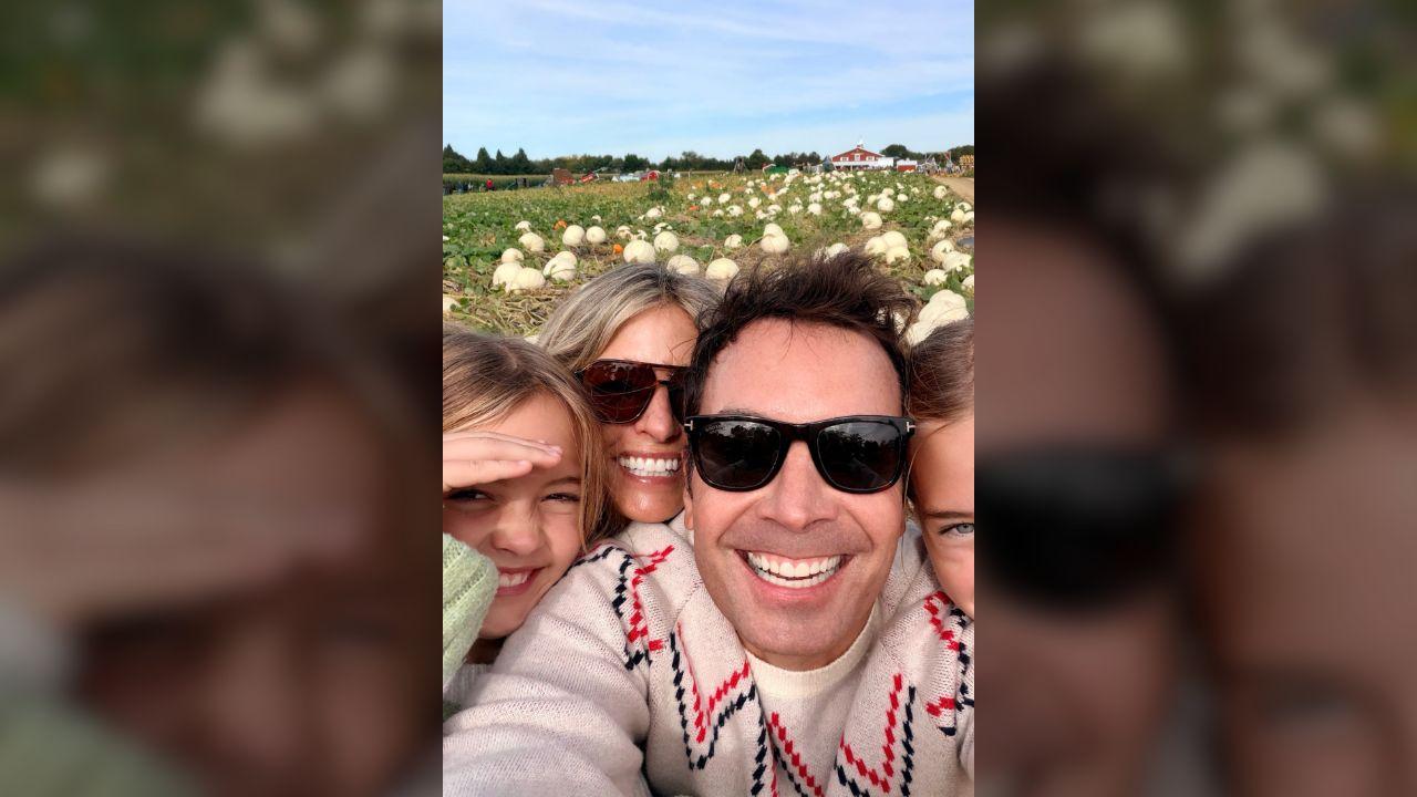 Photo of Jimmy Fallon took a selfie with his wife and daughters.