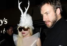 2009__12__36239pcn_ladygaga04 225×156.jpg