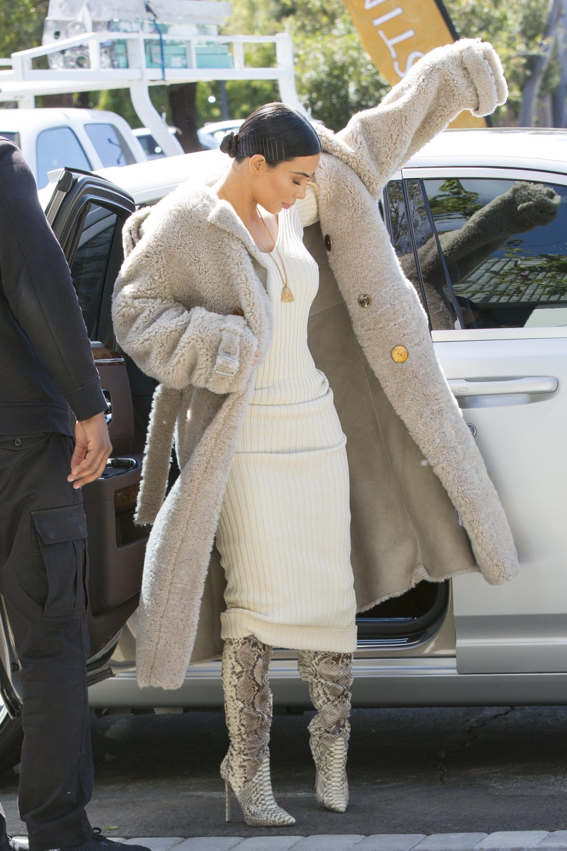 *EXCLUSIVE* Kim Kardashian shows off her bling as she leaves the studio