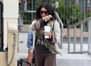 2010__07__Vanessa_Hudgens_July27_m 300×220.jpg