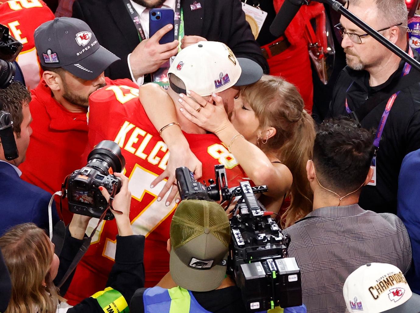 taylor swift points boyfriend travis kelce sydney show