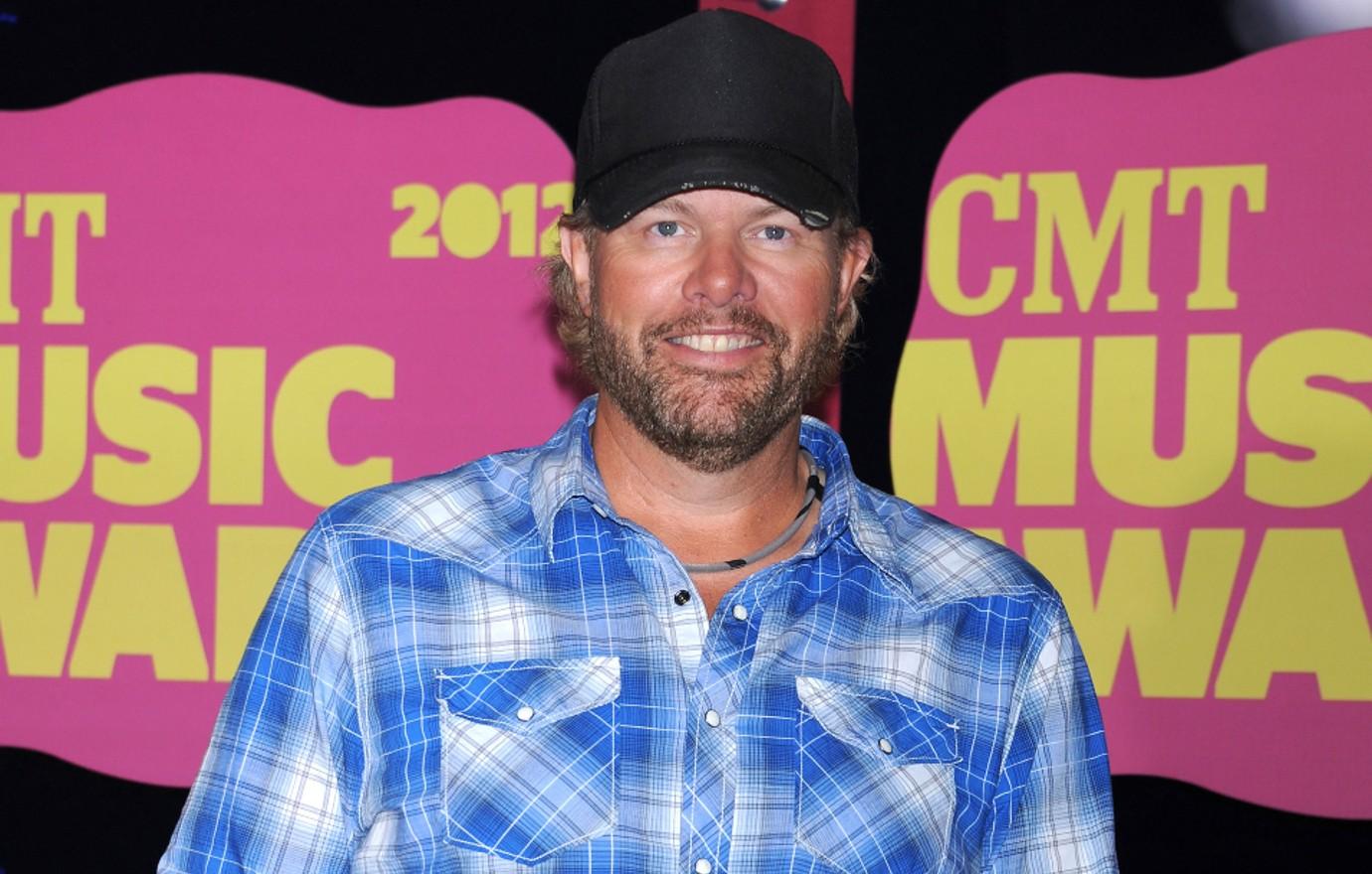 toby keith told brett favre he quit chemo days before his tragic death