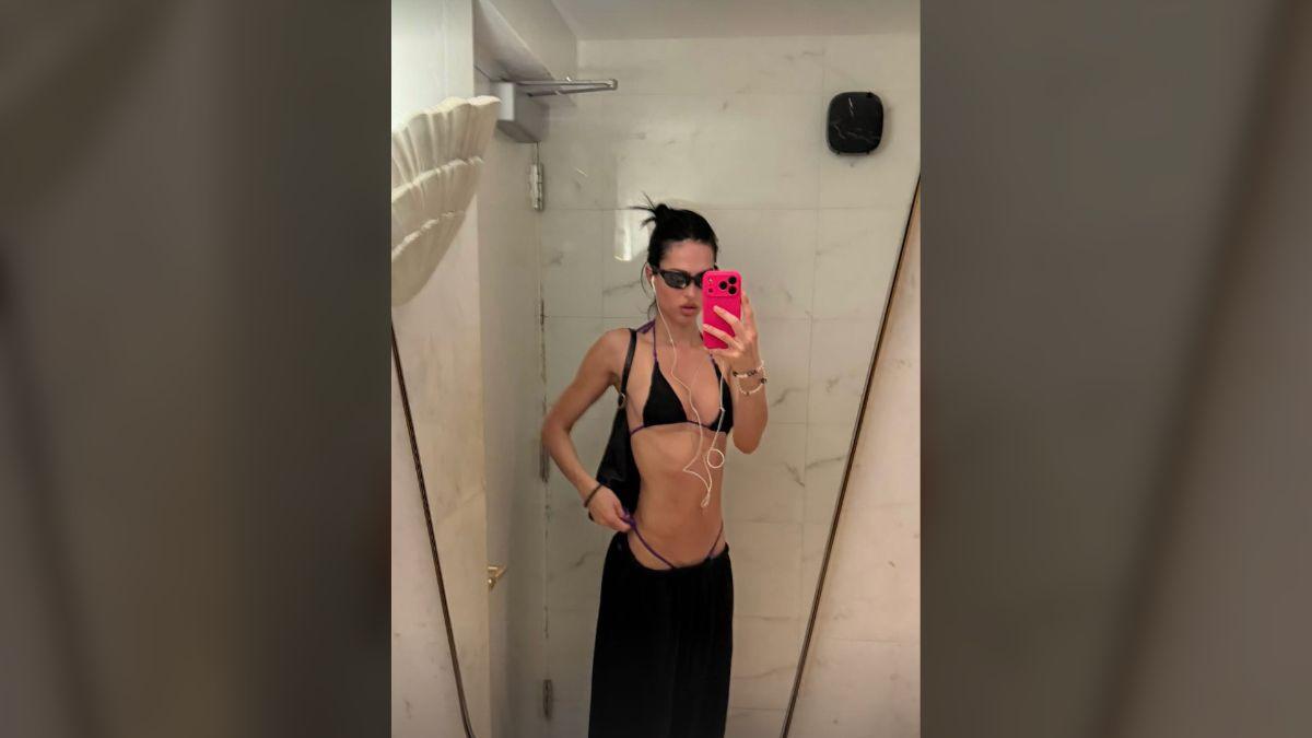 Image of Amelia Gray Hamlin flaunted her ripped abs.