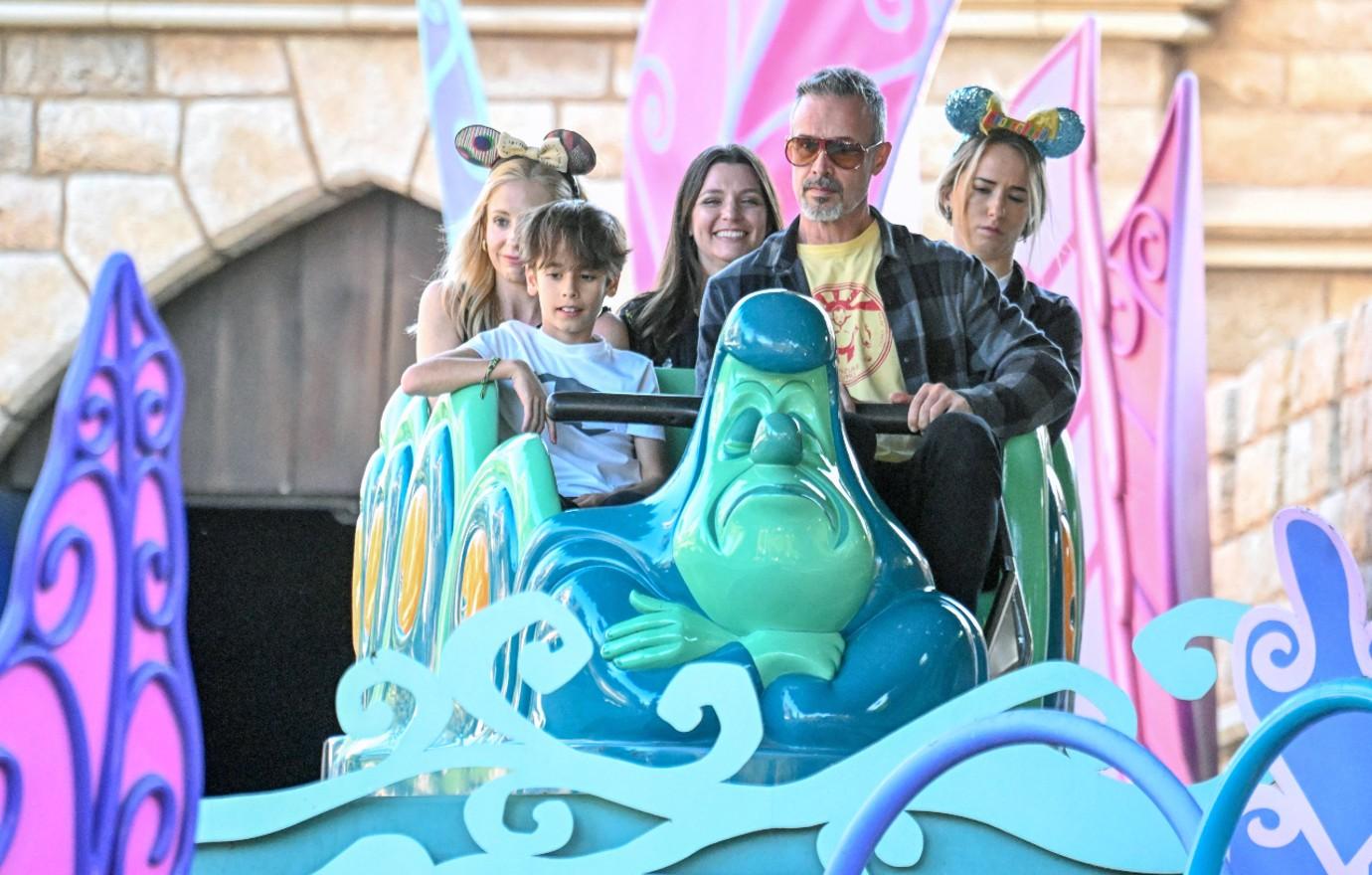 sarah michelle gellar freddie prinze disneyland gallery