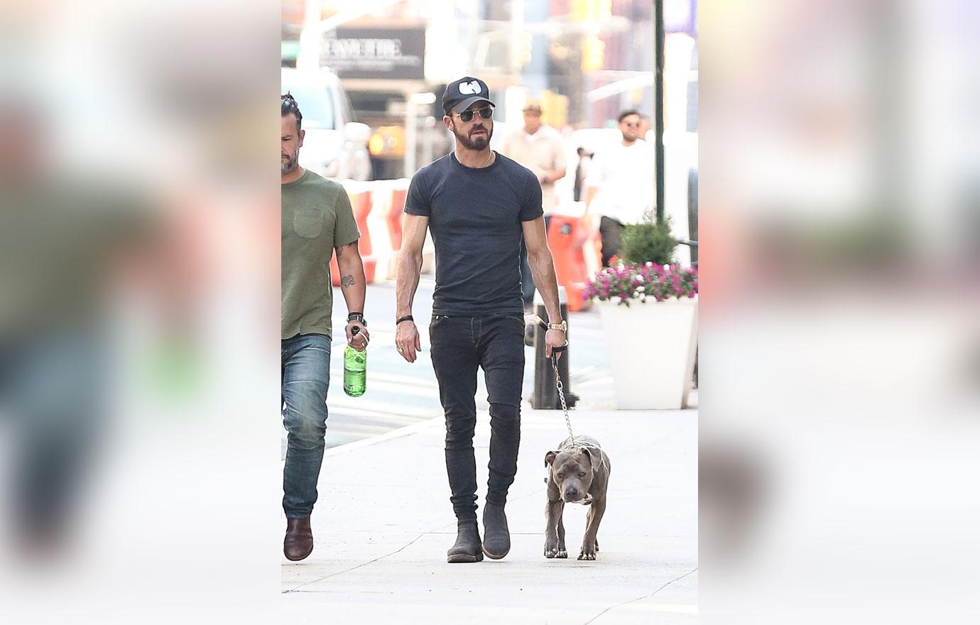 Justin theroux lonely stroll with dog nyc 5