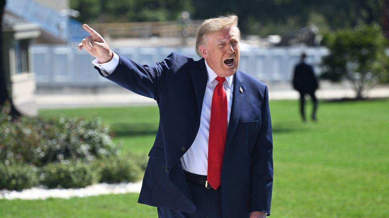 Photo of Trump is still behind Hegseth. 