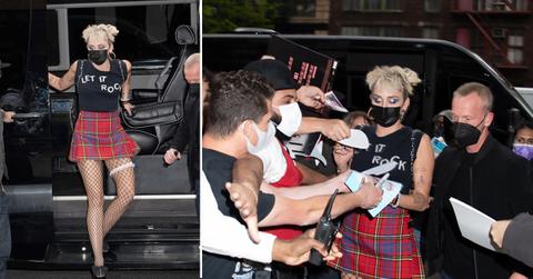 miley cyrus mobbed by fans as she returns to hotel in nyc