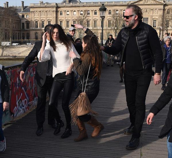 Kendall jenner attacked female fan paris 05