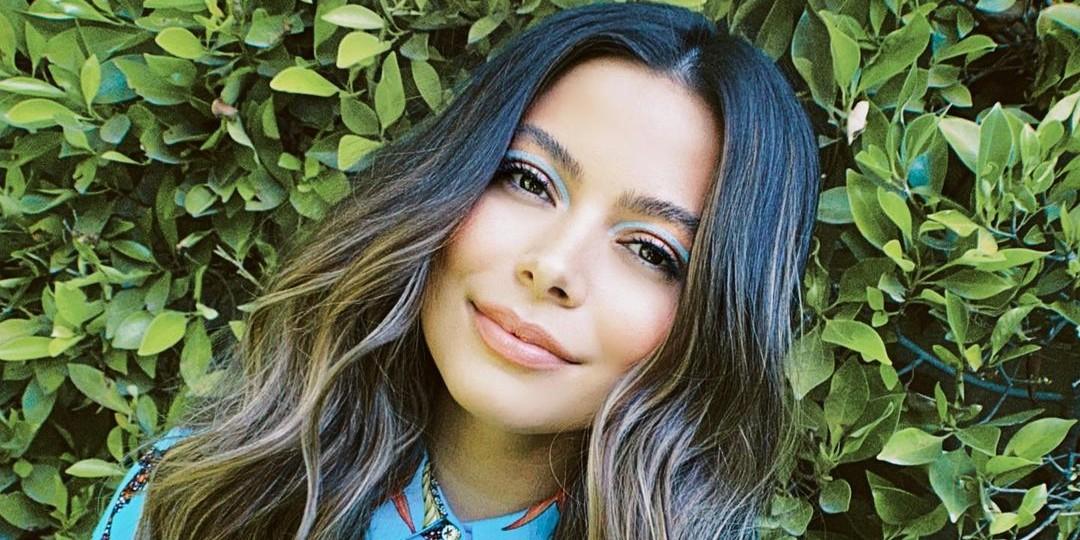 Miranda Cosgrove Shows Off Sky Blue Eye Shadow At Kids Choice Awards