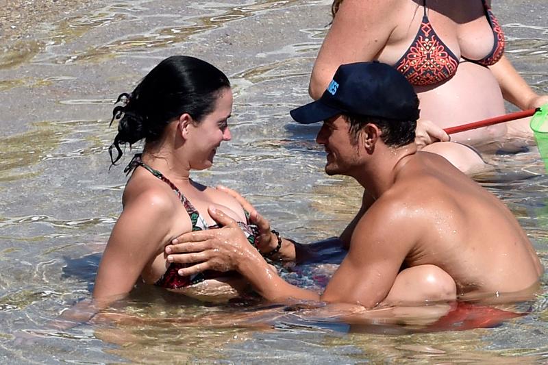 *PREMIUM EXCLUSIVE* Orlando Bloom grabs a handful at the beach with girlfriend Katy Perry **MUST CALL FOR PRICING**