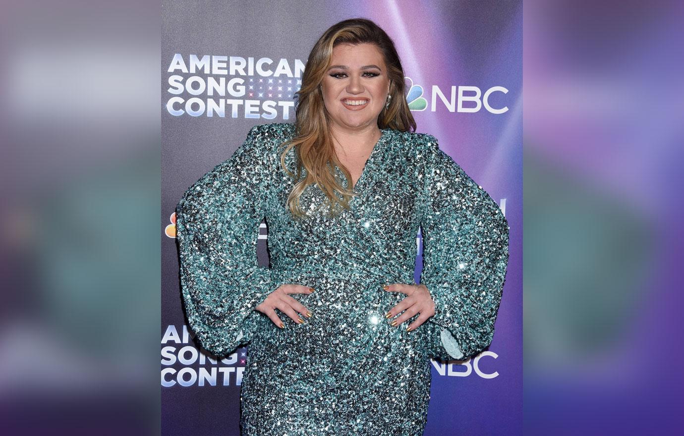 Kelly Clarkson Steps Out In Elegant Black Dress For 2022 Emmys