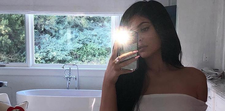 Kylie jenner wears rings like kims stolen diamond paris robbery