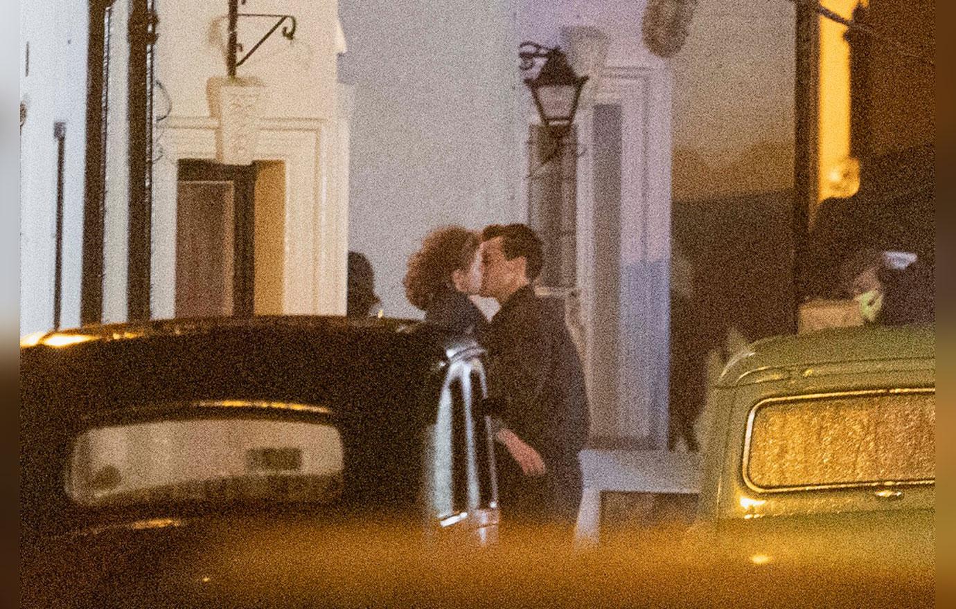 harry styles girlfriend kissing