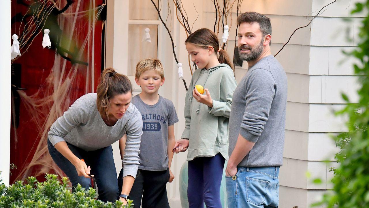 Image of Jennifer Garner, Ben Affleck, and two of their children.