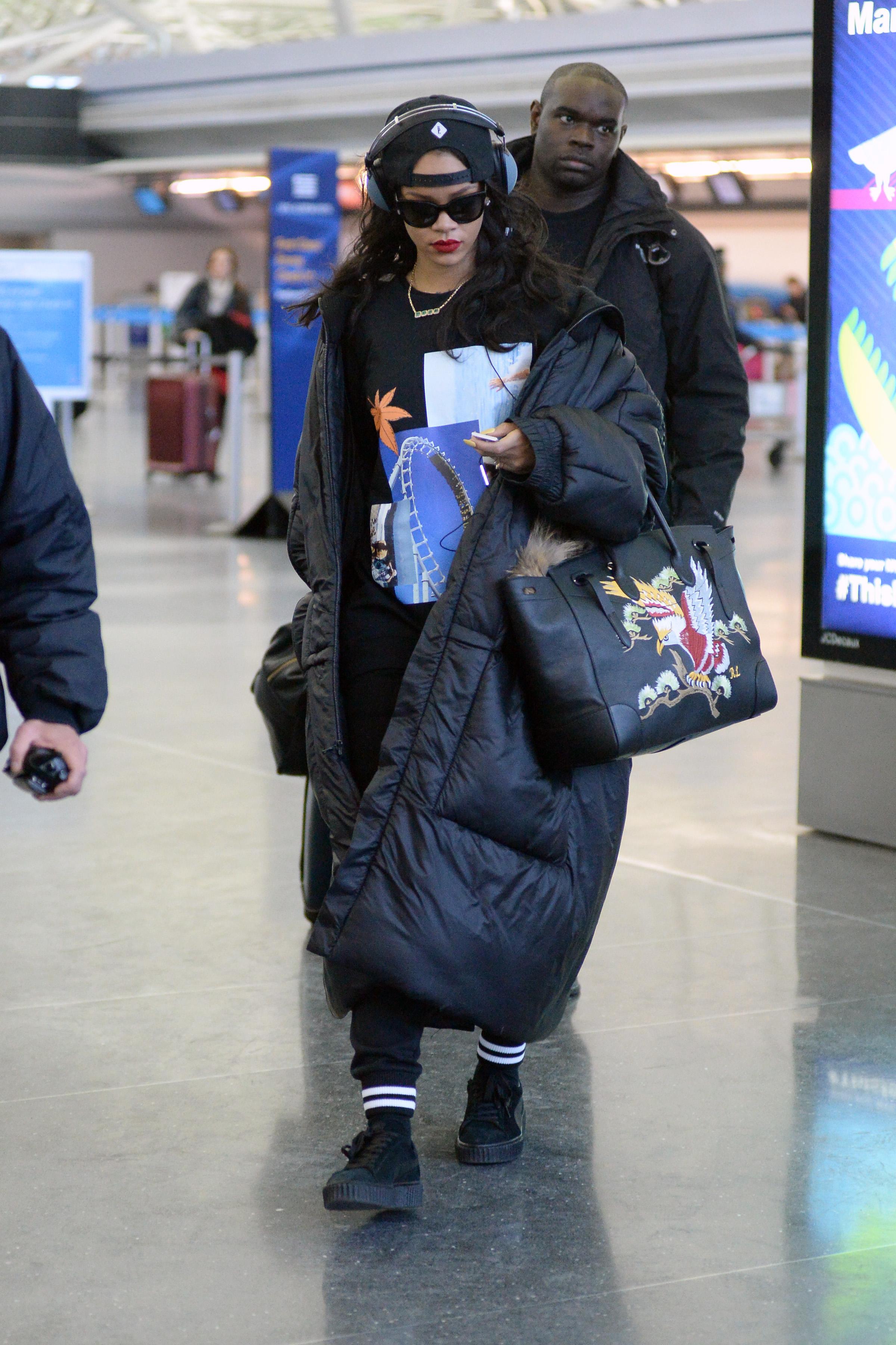 INF &#8211; Rihanna Arrives at JFK International Airport