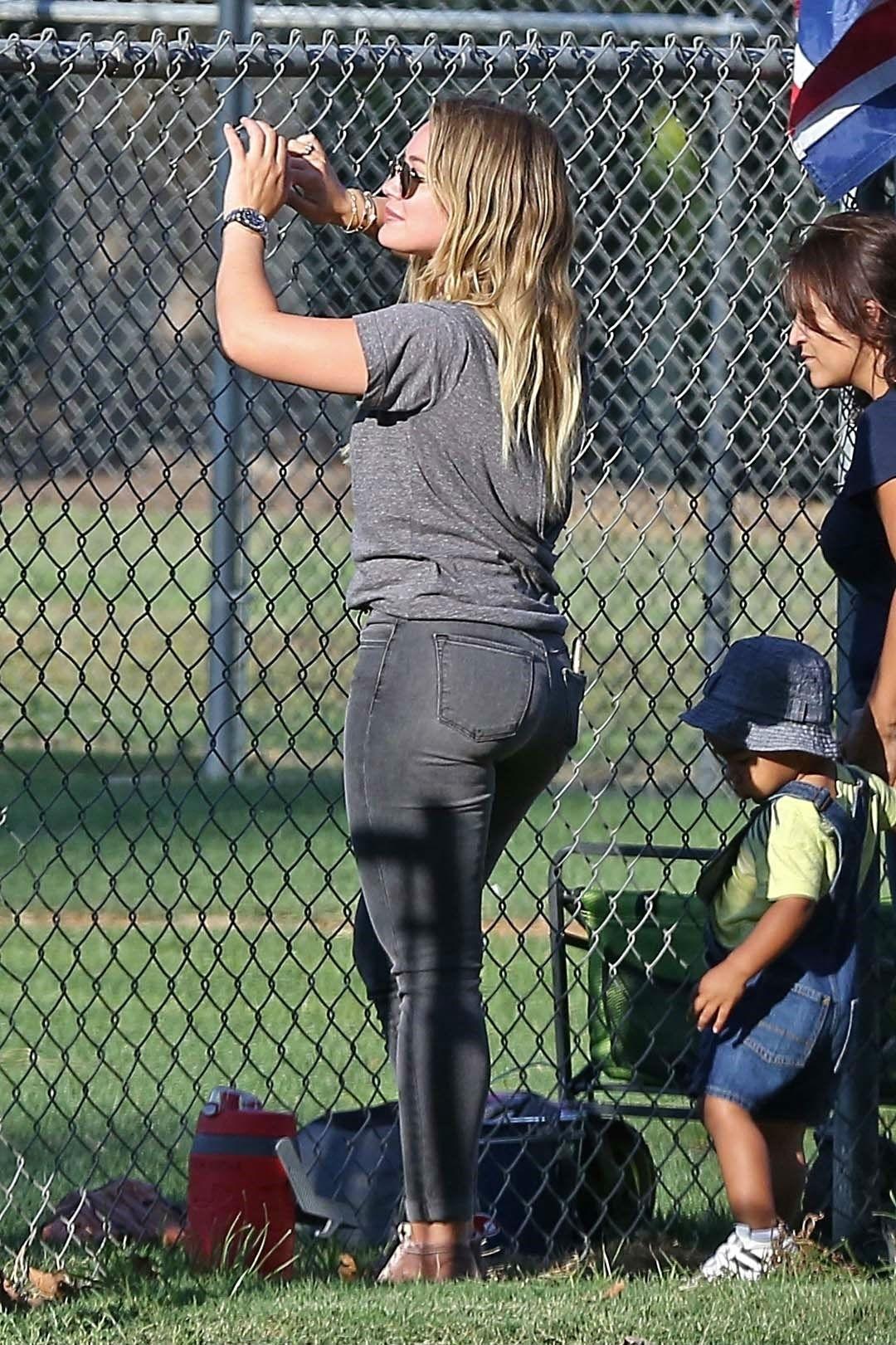 Hilary Duff And Mike Comrie Take Son To Practice Photos2