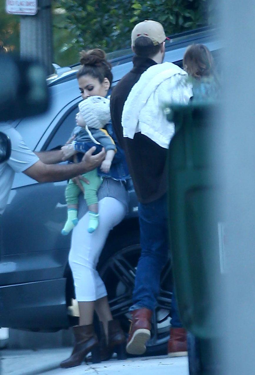 Exclusive&#8230; Premium: Ryan Gosling And Eva Mendes Visit Family In LA***NO USE W/O PRIOR AGREEMENT &#8211; CALL FOR PRICING***